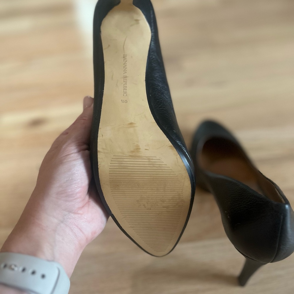 Black leather Banana Republic Pumps